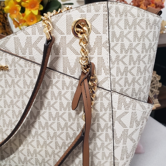 NWT Michael Kors Jet Set Travel Chain Shoulder Tote with wristlet set - Picture 2 of 10